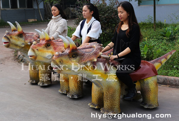 華龍藝術(shù)兒童騎乘恐龍小車(chē)