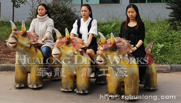 華龍藝術(shù)顏色鮮艷的三角龍跑跑車(chē)